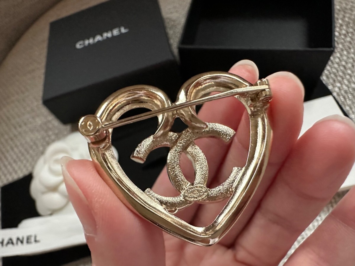 NIB 100%AUTH Chanel 23C Heart Crystal CC Brooch Gold-tone Hardware 