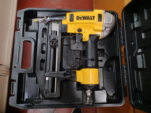 DeWALT DWFP71917 2-1/2 in. x 16 Guage Pneumatic Precision Point Finish Nailer