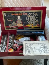 VINTAGE 1954 ERECTOR SET NO. 8 1/2 A.C. GILBERT CO. FERRIS WHEEL IN CASE & BOOK
