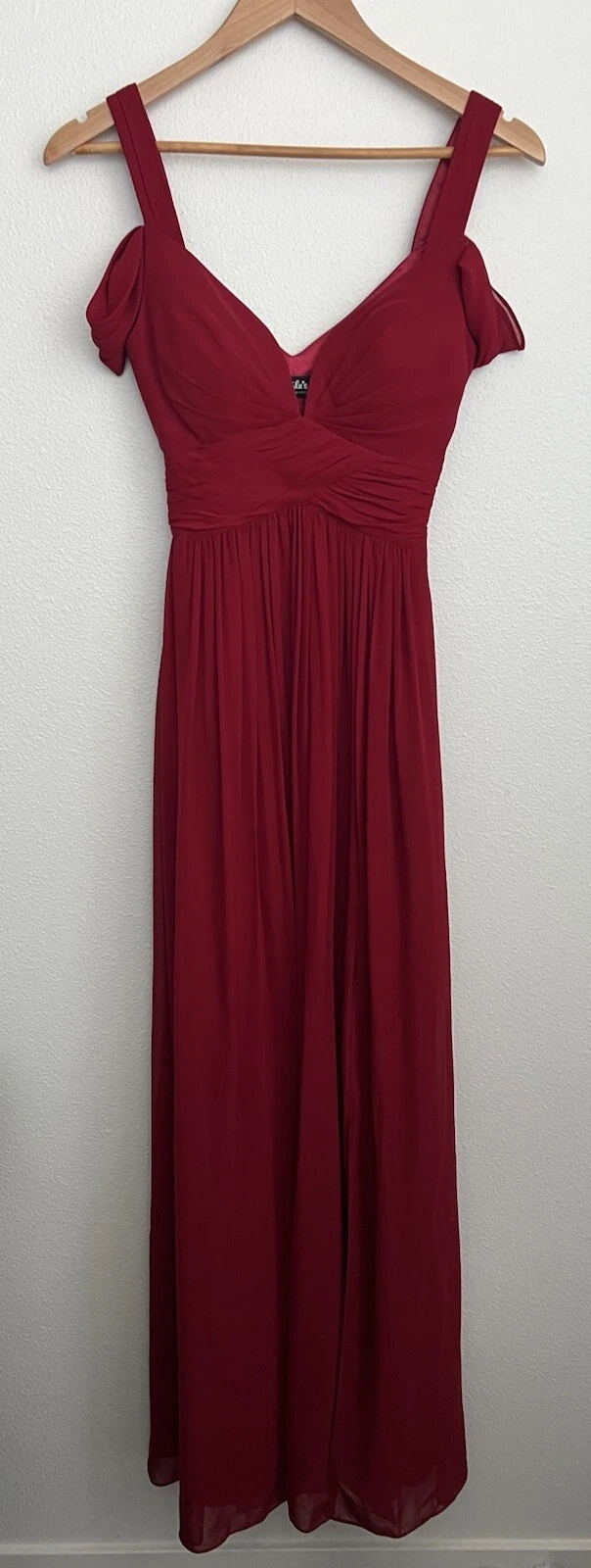 Maxi abito Lulus rosso spalle scoperte scollo a cuore spacco davanti San Valentino