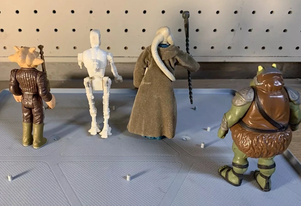 ВИНТАЖНЫЙ STAR WARS JABBA COURT ЛОТ ТОВАРОВ - 5 ФИГУРОК 1983 - с винтажным оружием - Изображение 3 из 3