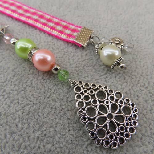Pink Gingham Ribbon BOOKMARK Czech Glass Beads Filigree Charm Spring Green White - 第 3/9 張圖片