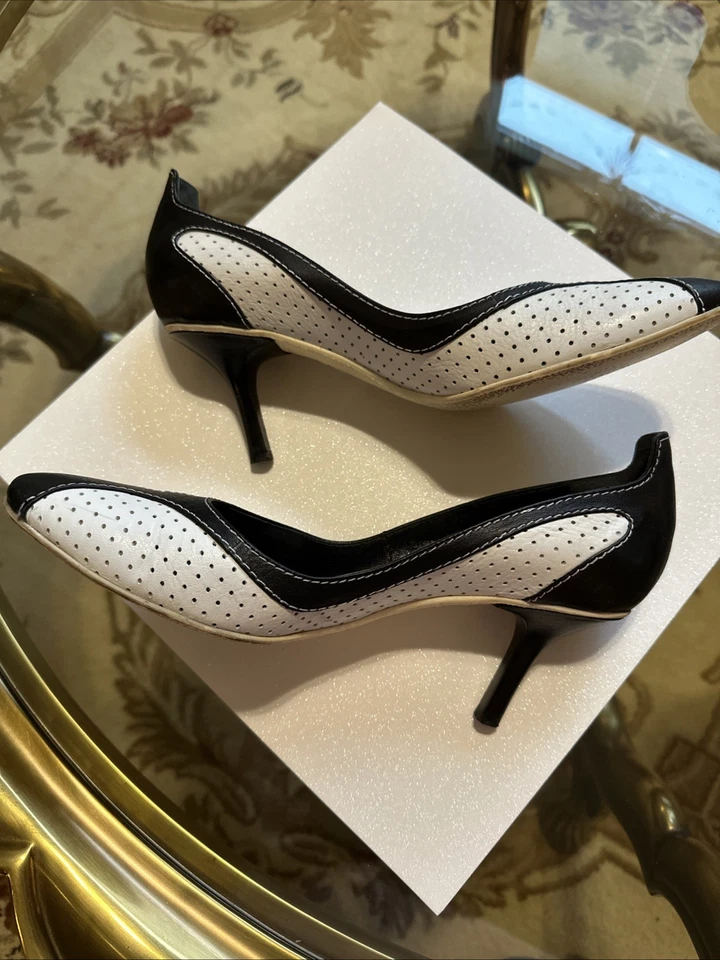 Zapatos de tacón Versace Signature Script blancos/negros talla 39 EU/9 US  Foto 4 de 4