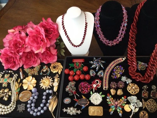 LARGE VINTAGE JEWELRY LOT BAKELITE JULIANA HOLLYCRAFT WEISS REGENCY EISENBERG