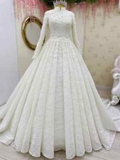 Dubai Muslim Wedding Dress Long Sleeve lace Appliques Flowers Beaded Bridal Gown