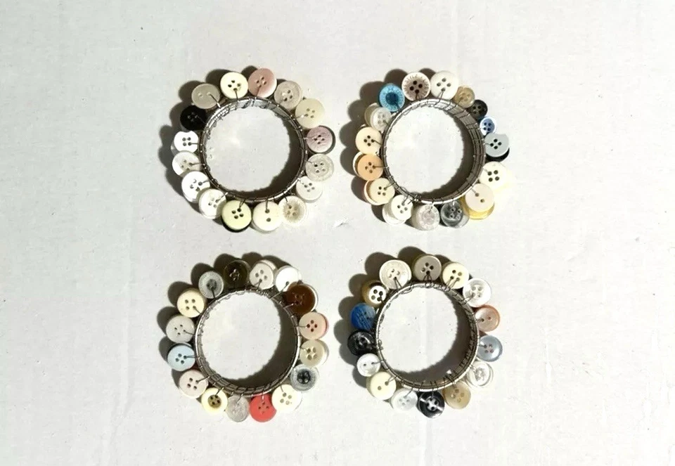 Set 4 Portatovaglioli Ricamati Con Bottoni - Immagine 2 di 2