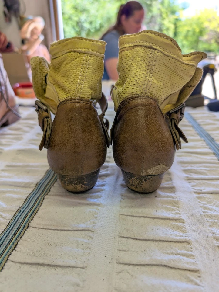 MIZ MOOZ VERONA COLLECTION “CALI” YELLOW & TAN SILVER SHIMMERING LEATHER SANDAL - Image 3 of 4