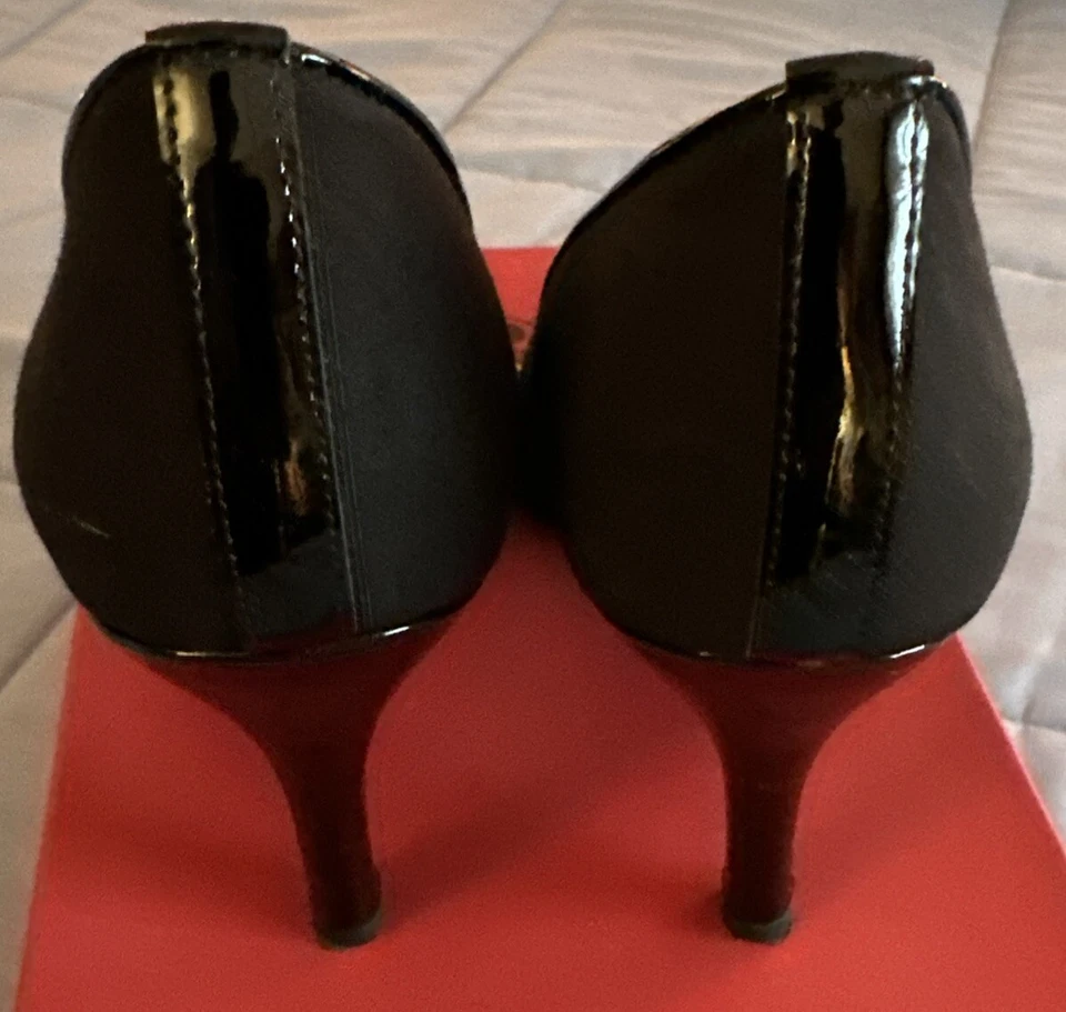 Bombas peep toe Van Eli de tecido preto e salto patenteado 9M - Imagem 3 de 4