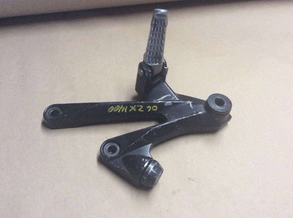 08 KAWASAKI ZX14 RIGHT HAND REAR STAY AND PEG OEM #35063-0354-18R