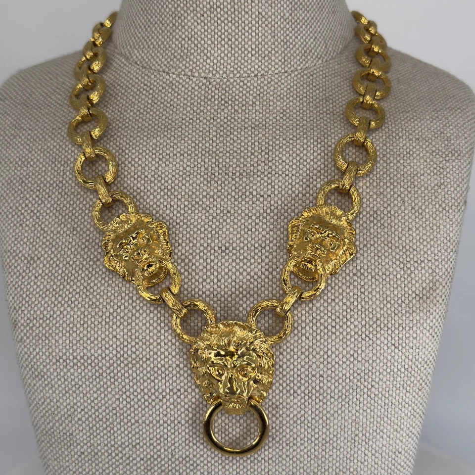 Collar Kenneth Jay Lane Triple Cabeza de León Golpeador de Puerta Dorado, De Colección Foto 3 de 4