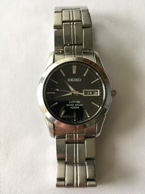 Seiko 7N43-0AR0 Uhr Schwarzes Zifferblatt Datum Sapphire Crystal 100M Quartz - Sehr guter Zustand