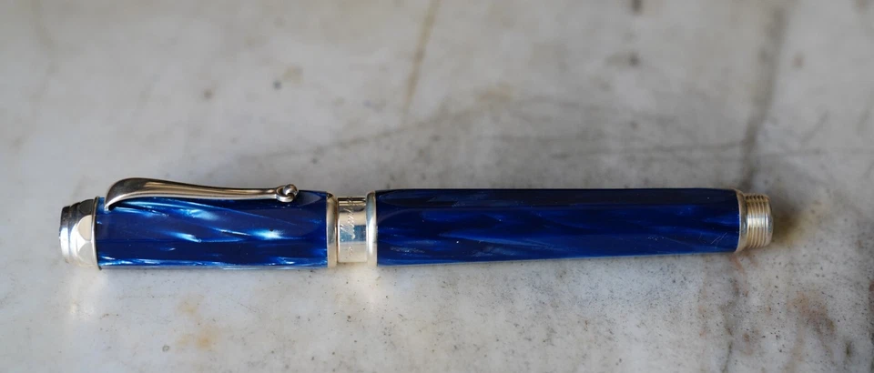Penne Montegrappa Emblema Resina Blu Marezzata Argento Massiccio - Piuma ORO 18K - Immagine 2 di 4