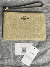 Coach Woman’s Wristlet Wallet CRN Zipper Signature PBBL Oat NWT.
