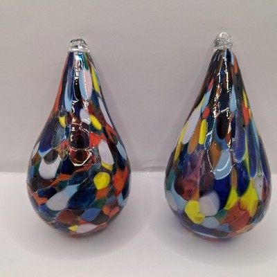 Ein Paar Murano Regenbogen Millefiori Weihnachtskugeln aus mundgeblasenem Glas