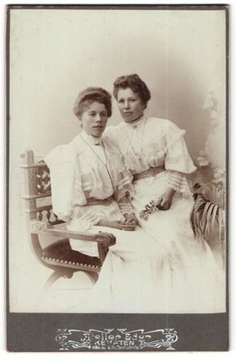 Fotografie Atelier Erdos, Kempten, Zwei Damen in eleganter Garderobe 