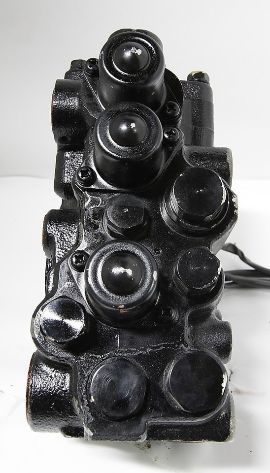 676103138171 Toyota Forklift 7 Series 3 Spool Hydraulic Valve 670509