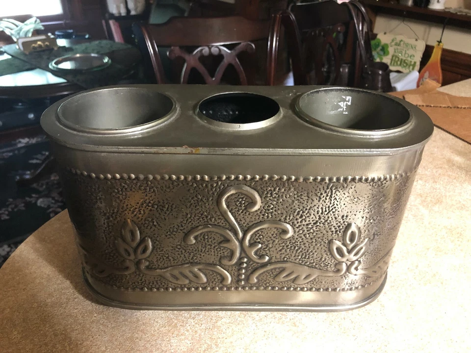 Antiguo enfriador de vino holandés de dos botellas de acero inoxidable color peltre en relieve Foto 3 de 4