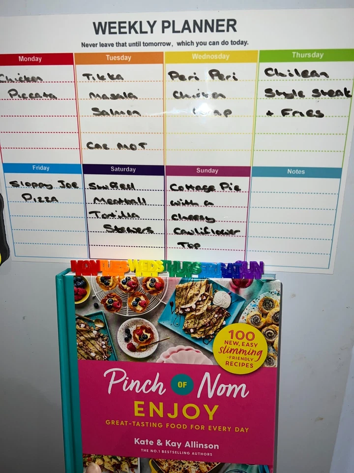 A4 Magnetic Weekly Planner with pen, eraser and day of the week bookmarks - Image 4 of 4