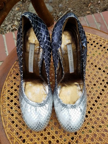 CYNTHIA VINCENT WOMENS HEELS DESIGNER SNAKESKIN SILVER LEATHER PUMPS 8 $277 - Picture 9 of 9