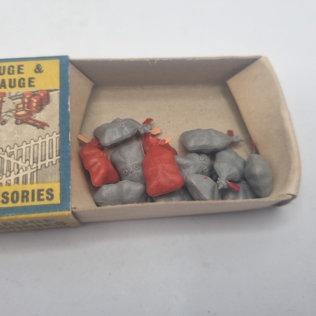 6X VINTAGE MERIT OO GAUGE STATION ACCESSORIES FIGURES & TRACKSIDE ITEMS