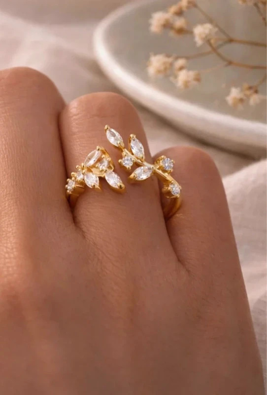 Bague dorée en acier inoxydable et éclats de zircon style haute joaillerie