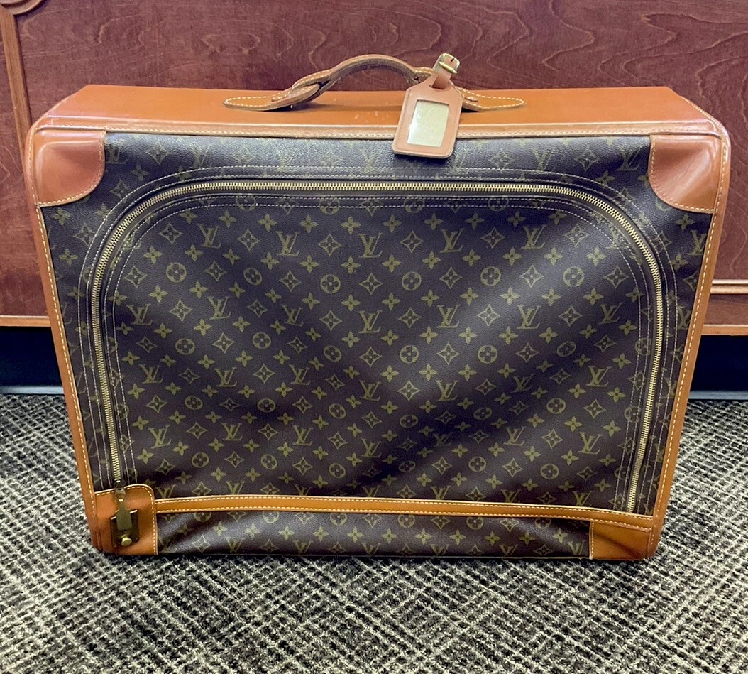 louis vuitton suitcase on wheels