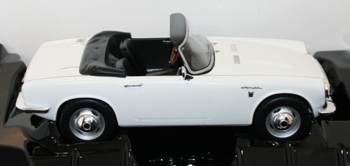 Triple 9 1/18 Scale Diecast T9-1800192 - Honda S800 - White - Picture 5 of 5
