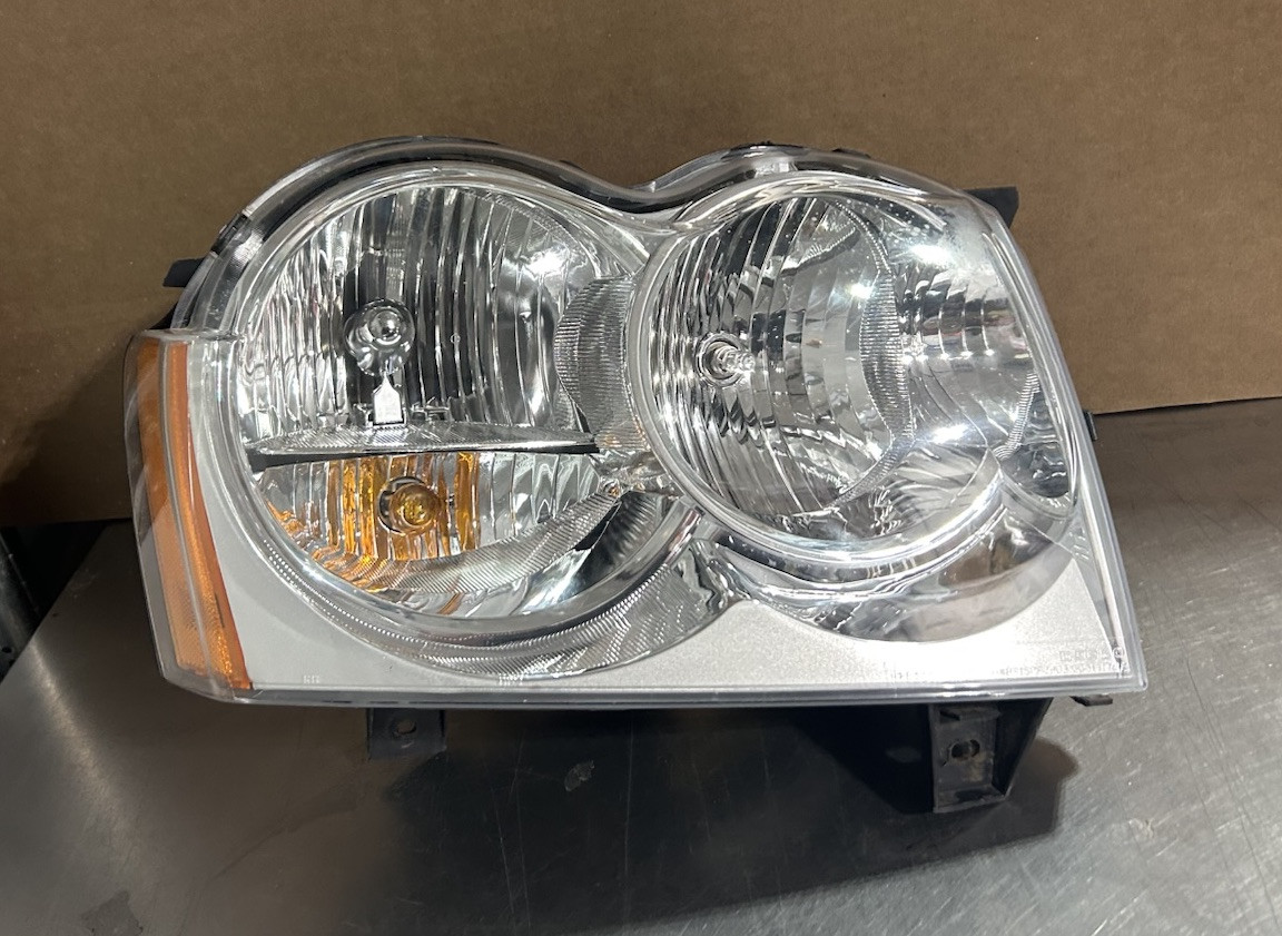 2005-2007 Jeep Grand Cherokee Passenger Side Halogen Headlight OEM #181