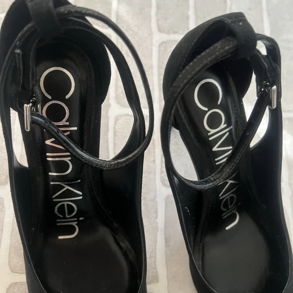 Corbata al tobillo Clavin Klein punta punta tacón alto terciopelo, negra, mujer talla 6 1/2 Foto 4 de 4