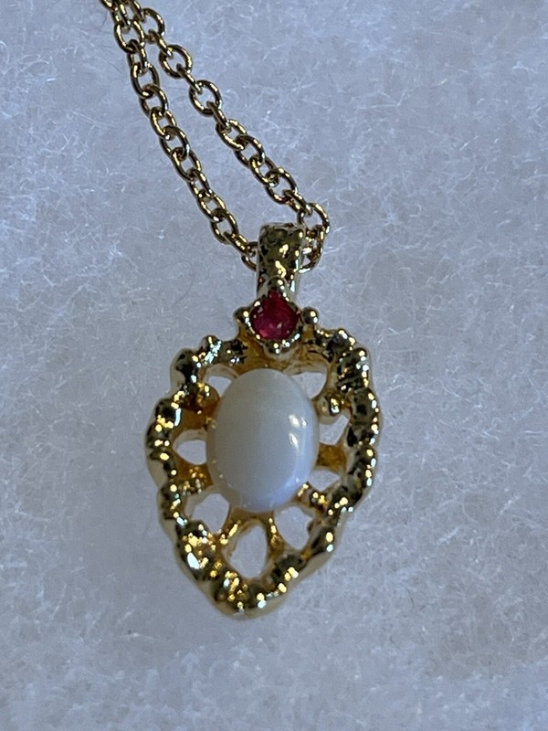 Vtg Opal. Goldtone Necklace, 10” Long