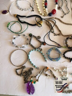 Gros Lot De Bijoux Fantaisie Vintage - Bracelets, Colliers, Etc. - En Résine Et Métal Mixte