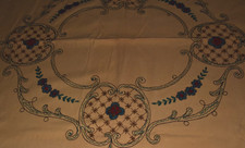 Antike Alte Tischdecke mit Stickerei Tischwäsche 137 x 127 cm (13706)