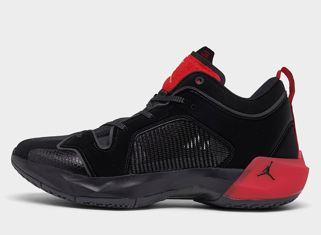 Nike Air Jordan 37 XXXVII Low Bred Stunt Black Metallic Gold Nike Air Jordan 37 XXXVII Low Bred Stunt Black Metallic Gold