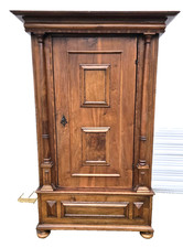 BAROCK  SCHRANK   -   NUßBAUM  MASSIV -  ca. 1730
