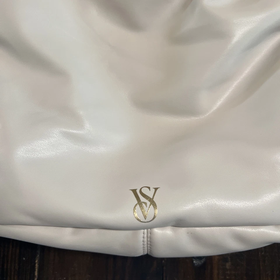 Bolso Victoria’s Secret con cordón neutro con herrajes dorados suave lindo moderno  Foto 4 de 4