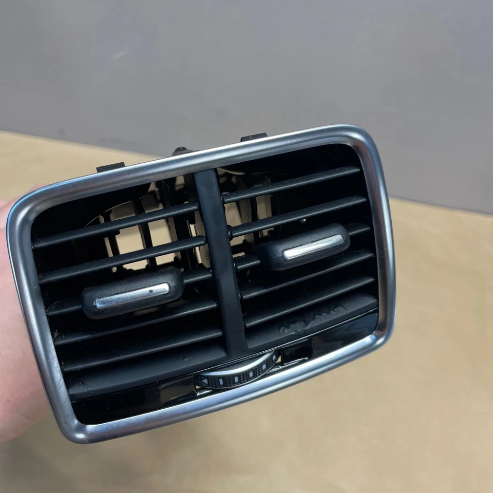 2015-18 AUDI Q3 QUATTRO U8 ЦЕНТРАЛЬНАЯ КОНСОЛЬ ЗАДНЯЯ РЕШЕТКА ВЕНТИЛЯЦИОННОГО ОТВЕРСТИЯ КОНДИЦИОНЕРА OEM - Изображение 2 из 4