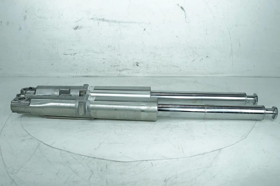 Harley Touring Electra Glide Ultra 2012 OEM patas de horquilla delanteras izquierda y derecha deslizantes Foto 2 de 4