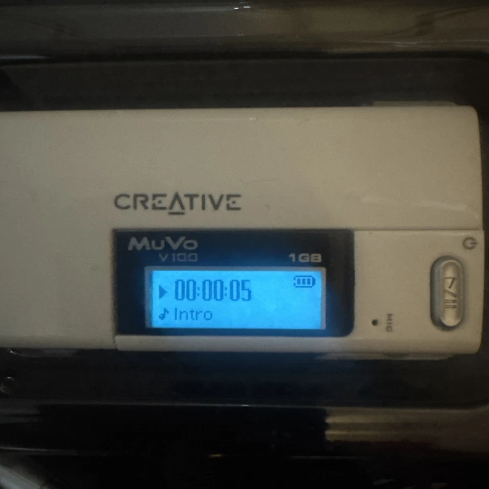 Creative MuVo V100 MP3 Player  1gb 500 songs retro 2006 boxed USB - Image 3 of 4