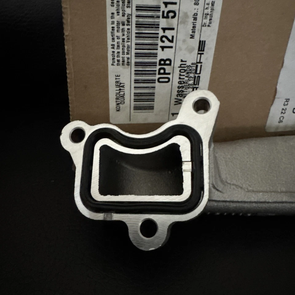 Tubo de salida de agua de refrigerante genuino Porsche 911 0PB-121-512-A 991 997 Foto 3 de 4