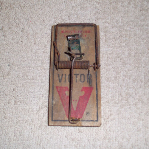 VINTAGE 4" X 1-3/4" WOOD  VICTOR MOUSE TRAP 1940's 1950's - Picture 1 of 5