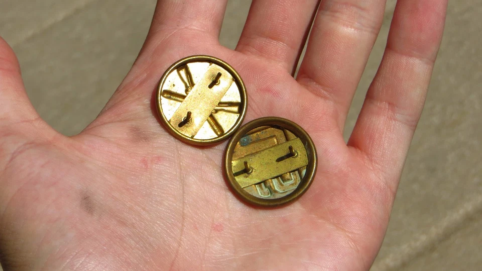 WW2 US Military Army Enlisted Infantry Collar Brass Insignia Pins Disc Rifles - Image 3 of 4