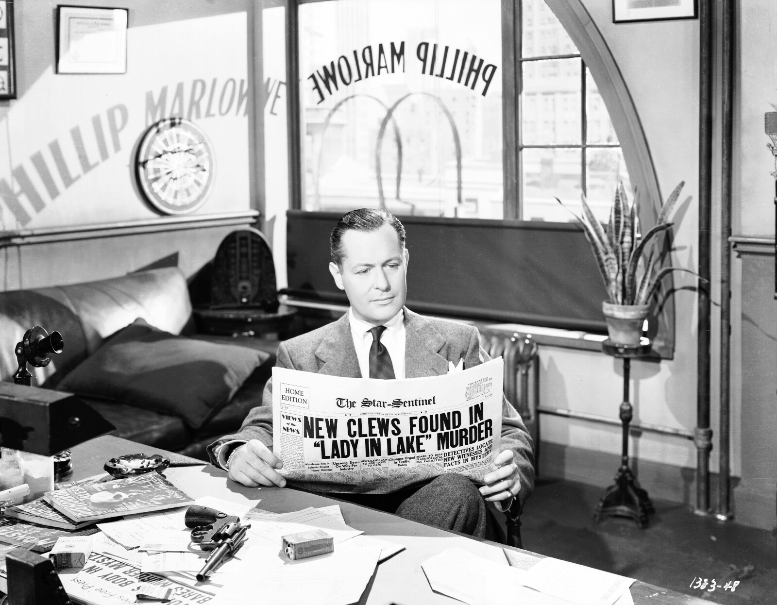 ROBERT MONTGOMERY LADY IN THE LAKE  8X10 PHOTO ZZ326