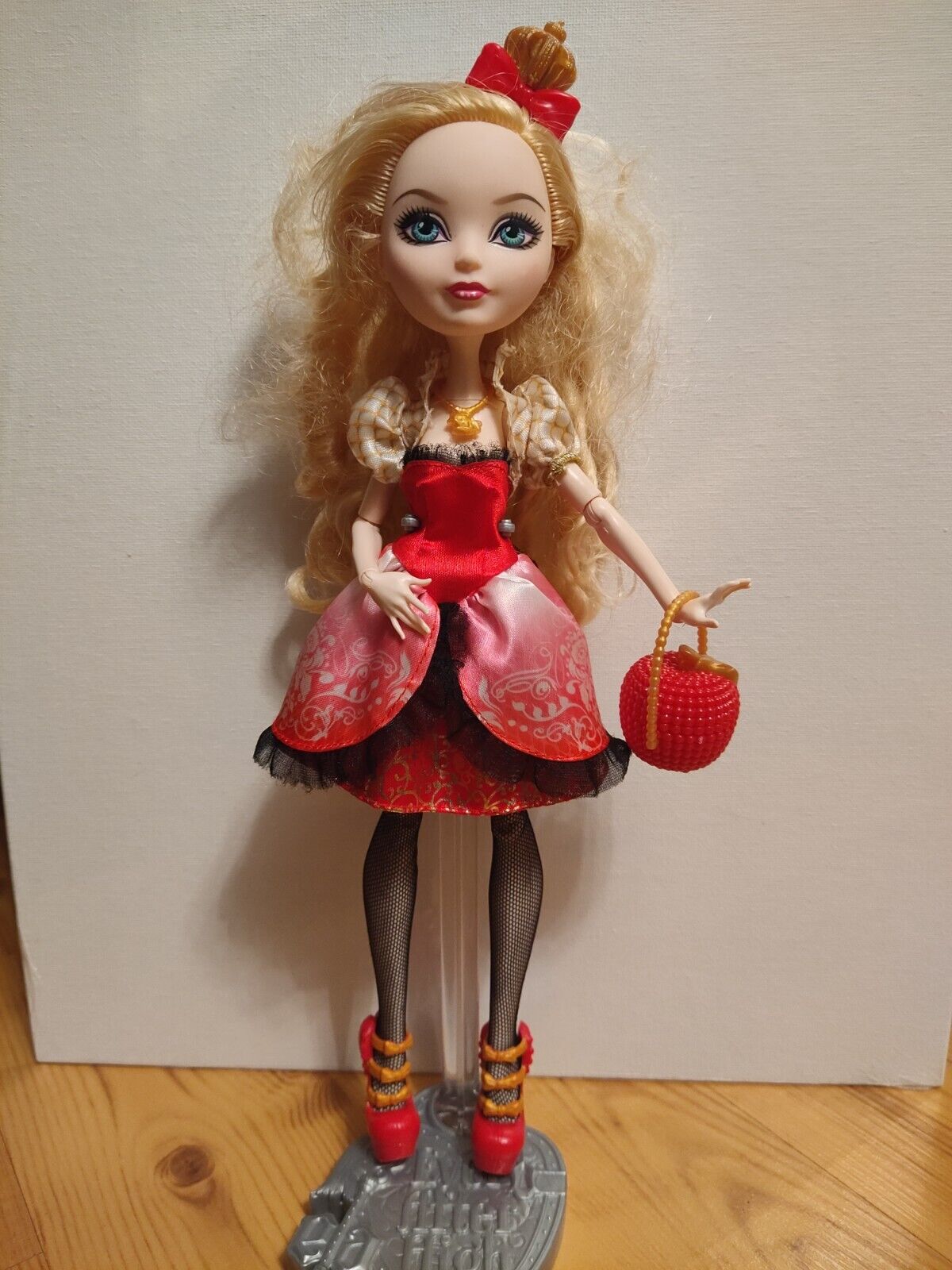 Ever After High - Apple White no País das Maravilhas + Beijinhos ;) 