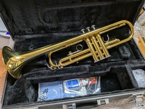 YAMAHA YTR-2330 Bb Trumpet Set Near Mint w/ Case Oil Grease Manual w/Mouthpiece - Picture 5 of 18