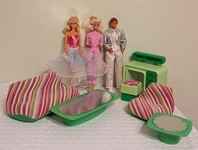 SALES Konvolut Superstar Barbie und Ken, Wohnzimmermöbel Dream House Mattel