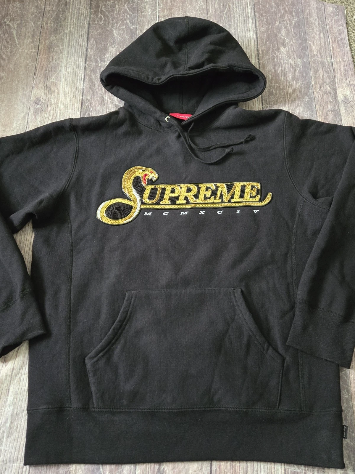 Sweat à capuche Supreme Sequin Viper taille moyenne doré Hypebeast streetwear serpent MCMXCIV