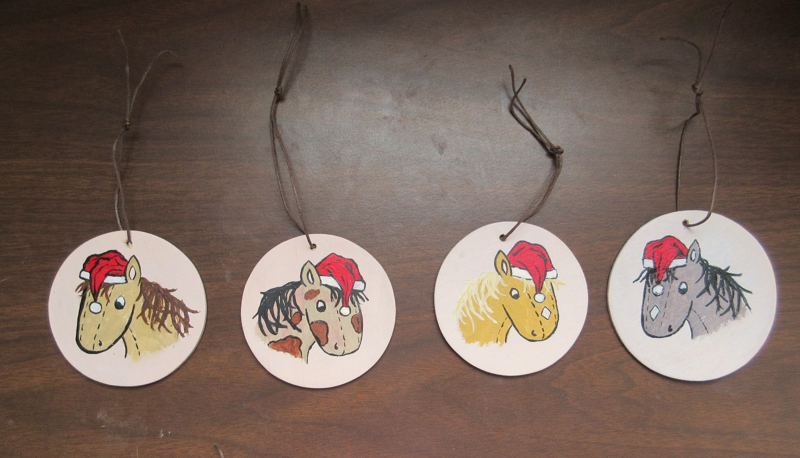 Ornamenti dipinti a mano gruppo di 4 pupazzi di straccio pony con cappelli di Babbo Natale