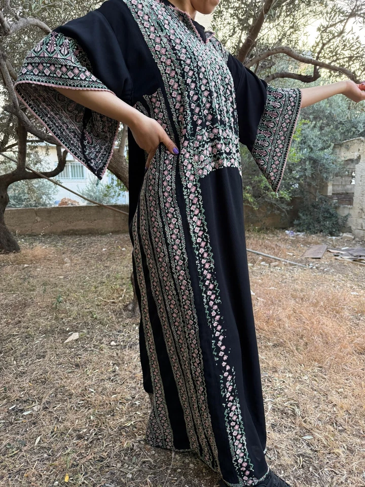 Vestido bordado 100 % tejido a mano Thobe - herencia palestina - Tatreez floral Foto 3 de 4