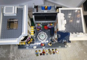 LEGO CREATOR: Assembly Square 10255 Complete W/Instructions No Box Retired 