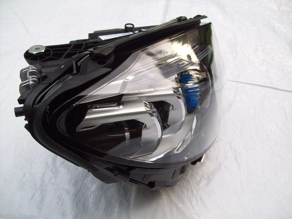 Farol de LED direito Mercedes classe C Hella W205 A2059064406 2018-2022 - Imagem 4 de 4